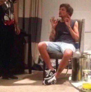 louis tomlinson doing that thing with his feet; a thread