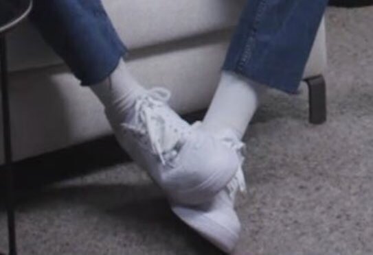 louis tomlinson doing that thing with his feet; a thread