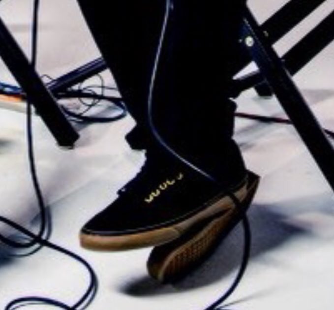 louis tomlinson doing that thing with his feet; a thread