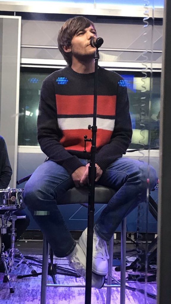 louis tomlinson doing that thing with his feet; a thread