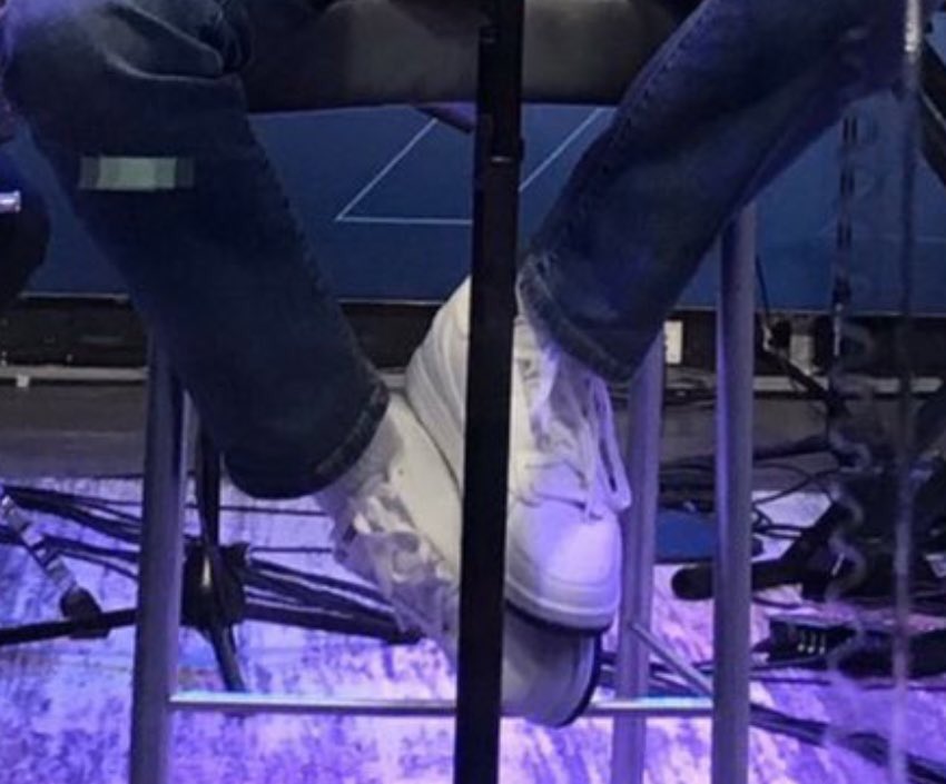 louis tomlinson doing that thing with his feet; a thread