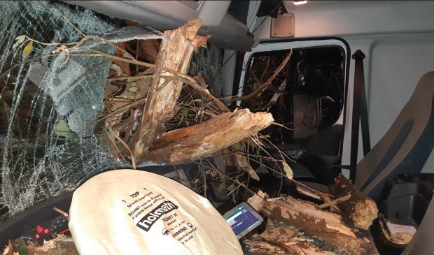 #Vrachtwagenchauffeur #bijna #doorboord door takken na #ongeval #A6.