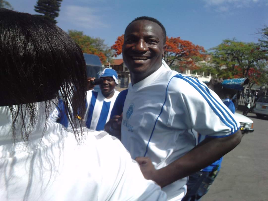 hurumendenews's tweet photo. #FanSat
His name is Admire https://t.co/Mi1vuLx4rC know him as https://t.co/tUDzSlZPsy of the pillars at Vietnam and wherever Dembare plays....vana vana vana...
#wegiveyouyourflowersnow
#AppreciatingOurOwn
Mbumbunde mbumbunde mbumbunde wooooo https://t.co/9ybAvKOiKo