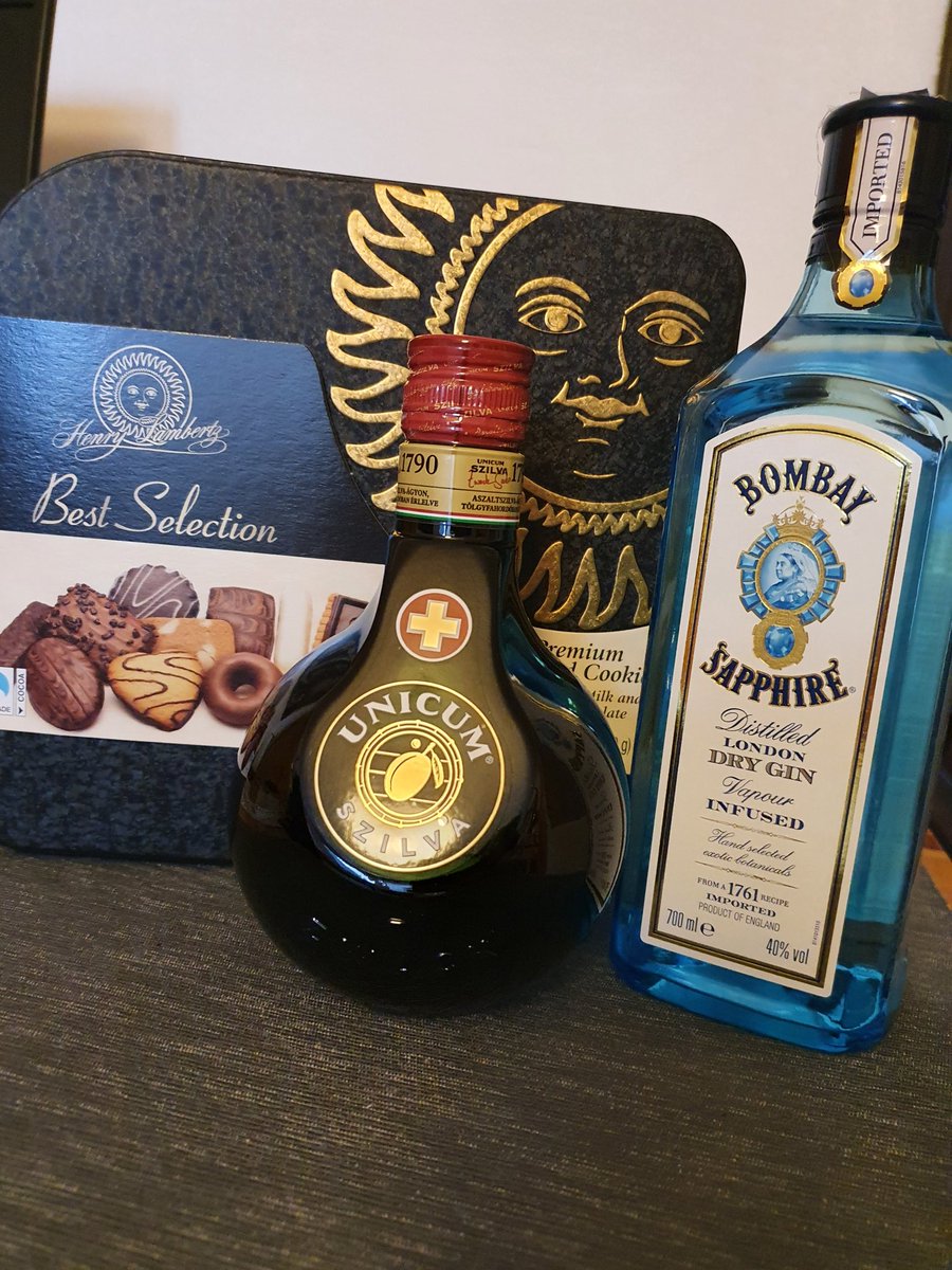 AndiKat13's tweet photo. Gifts to be given for🎄and 🎂
Ajándék-ba
nemsoká-ra 😊
#londondrygin #unicum #assortedcookies https://t.co/25zgeyt3mZ
