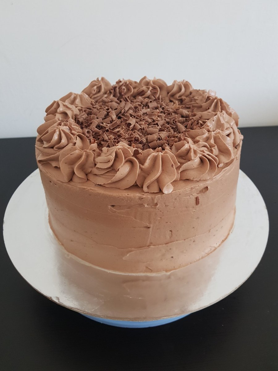 mayycupcakes's tweet photo. Layer cake génoise au chocolat et crème chocolat au lait et caramel. 

Ce gâteau n'est pas sans lactose malheureusement. 

#layercakes https://t.co/auE5kZ1loV
