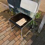 複雑な気持ちになる･･･!路上にあった椅子に書かれていた、80歳のお婆さんからの切実なメッセージ