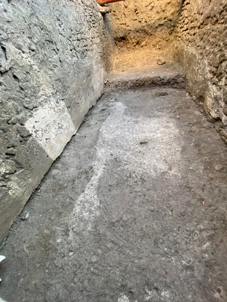 CultureVdA's tweet photo. #28novembre lo #scavo in #piazza della Cattedrale ad #Aosta ha restituito il pavimento in malta del corridoio est che univa il #Criptoportico al sistema di collegamento con la platea bassa (oggi piazza Caveri).
#inPiazzasiscava e si ritrova la #città romana!
#laculturanonsiferma https://t.co/NZDklmfiMo