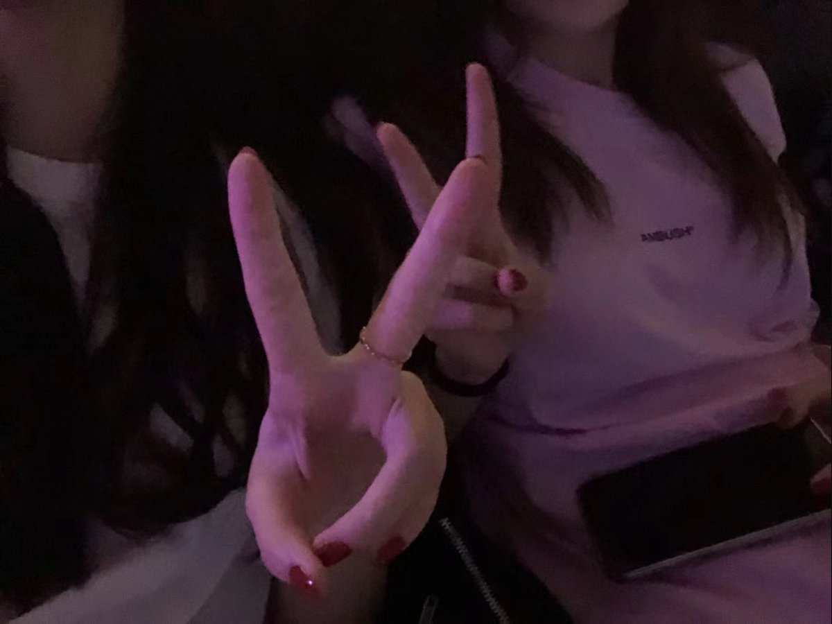 beduyencute's tweet photo. Cuối tuần ko có trai thì đi với gái 😘 https://t.co/JvWO9CjZiq