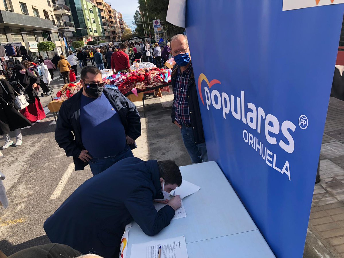 nnggorihuelapp's tweet photo. Esta mañana recogiendo firmas contra la "Ley Celaá" en nuestro tradicional mercado. #Seguimostrabajando 💪🏽 https://t.co/wGzFoMqIwk