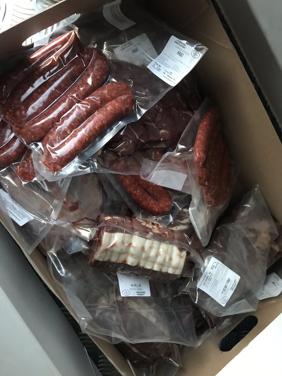 ThibautGiraud1's tweet photo. #ventedirect distribution hier des colis 📦 de #boeuf 👌🏻
Quoi de mieux pour un producteur de viande que de te recevoir l’avis des clients, pouvoir faire plaisir aux papilles 😍😍
RDV en février pour la prochaines alors n’hésitez pas à Réserver 😁
#local https://t.co/C46pCws9aC
