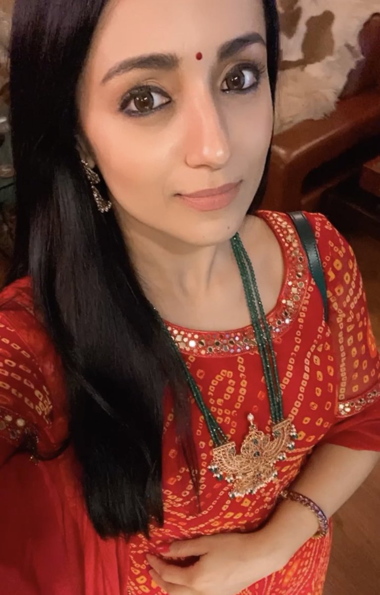 Keerthie29's tweet photo. selfiee in red тЩея╕П #youboth https://t.co/uEA3IXSLXm