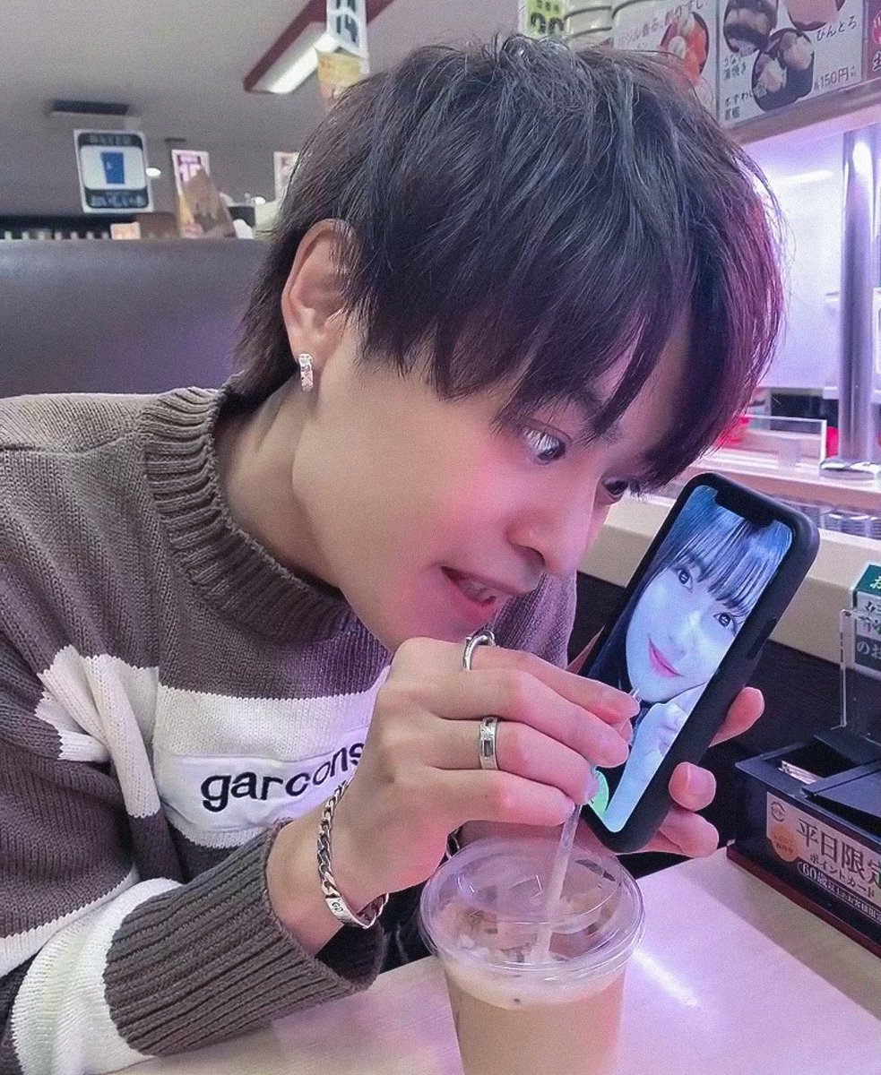 mikimikiyuya's tweet photo. 久しぶりにヲタ活というものができました。頓知気さきなさん。貴方から溢れる清楚感は凄まじい。清楚の語源となったのが貴方なのかもしれません。
戦慄かなのさん。貴方は小顔の鬼。将来我が子が生まれたら「小顔」という名を貴方から付けてもらいたい。
しばらく眠っていたヲタクの血が蘇り（文字数） https://t.co/de4JMFUfAE