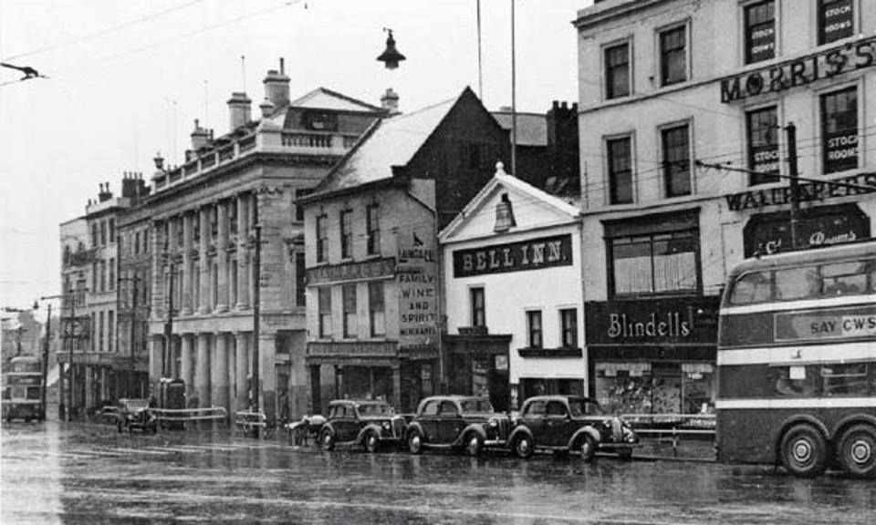 Mind you, should I pop into The Bell for a quick one? Usually a little Beat or jazz combo playing at this time of the day.