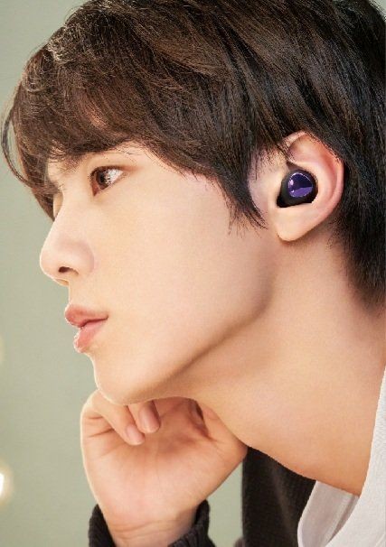His side profile is a treasure His jawline is so sharp His jawline is sharper than knifeHe looks like a god #방탄소년단  #진  #석진  #방탄소년단진  #방탄진  #JIN  #SEOKJIN  #BTSJIN  @BTS_twt