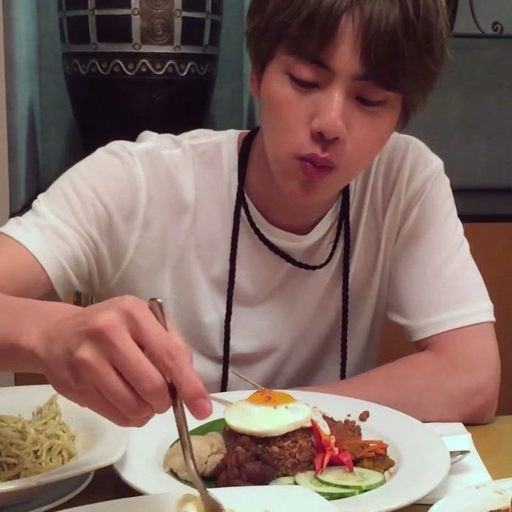 the way he eats in pout <\\3