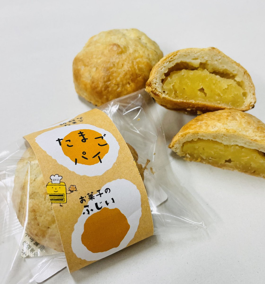 藤井千晶 お菓子のふじい 倶知安駅前のクリエイティブ菓子屋 Twitterissa 実は お店のお菓子が新製品ラッシュの予感 予感というより 作ってたのに 売る準備まで到達してないものが何品か 試作で止まって材料大量に抱えてるとか とりあえず まず たまごパイ 見た目が