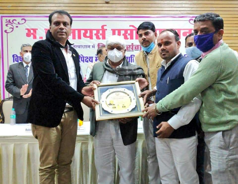 Seemapuri_AAP's tweet photo. "कोविड-19 के परिपेक्ष में वैश्विक स्थिति और भारत में श्रम विधियां" विषय पर ग्वालियर में आयोजित विधिक संगोष्ठी में मुख्य अतिथि के रूप में व्याख्यान दिया। सम्मान और स्नेह के लिए मध्य प्रदेश लॉयर्स एसोसिएशन का धन्यवाद @AdvRajendraPal https://t.co/dOuYcIXWbU