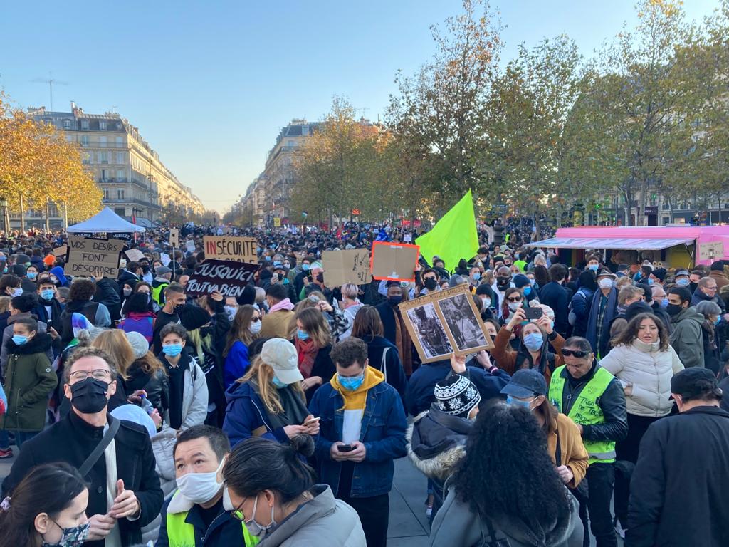 SDJ Rédaction nationale de France Télévisions (@sdjfrancetv) on Twitter photo Contre l'#Article24 et une partie du SNMO, la @SdjFrance2 avec <a href="/sdj_m6/">SDJ_M6</a>, <a href="/MatchSdj/">SDJ Paris Match</a>, <a href="/SRM_LeMonde/">SRM_LeMonde</a>, <a href="/RmcSdj/">SDJ RMC</a>, <a href="/SDJMediapart/">La SDJ de Mediapart</a>, <a href="/sdjrfi/">SDJ de RFI</a> et tous les autres (SDJ, SDR, syndicats, associations, citoyens...) au départ de la manif #StopLoiSecuriteGlobale à République. <a href="/GDarmanin/">Gérald DARMANIN</a> <a href="/JeanCASTEX/">Jean Castex</a> Contre l'#Article24 et une partie du SNMO, la @SdjFrance2 avec <a href="/sdj_m6/">SDJ_M6</a>, <a href="/MatchSdj/">SDJ Paris Match</a>, <a href="/SRM_LeMonde/">SRM_LeMonde</a>, <a href="/RmcSdj/">SDJ RMC</a>, <a href="/SDJMediapart/">La SDJ de Mediapart</a>, <a href="/sdjrfi/">SDJ de RFI</a> et tous les autres (SDJ, SDR, syndicats, associations, citoyens...) au départ de la manif #StopLoiSecuriteGlobale à République. <a href="/GDarmanin/">Gérald DARMANIN</a> <a href="/JeanCASTEX/">Jean Castex</a>