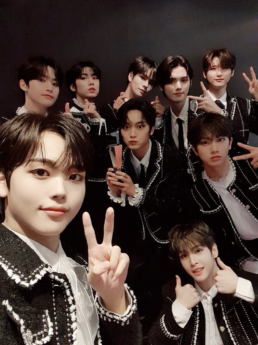 —  #CRAVITY won the 'Potential Singer Award' at 2020 AAA (Asia Artist Awards) with their sunbaenim, IZ*ONE Congratulations  @CRAVITYstarship  @CRAVITY_twt !!! 