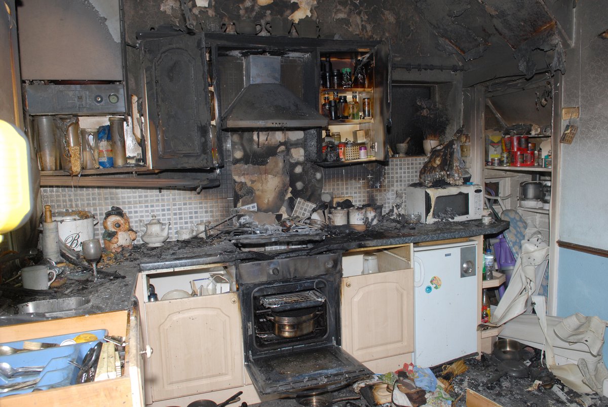 Cooking up something nice this evening? 👩‍🍳 ⚠️Most house fires start in the kitchen. 🔥 👉 Never get distracted whilst cooking, don't leave cooking unattended & never attempt to cook when under the influence of alcohol. westyorksfire.gov.uk/your-safety/ho… #Weekend #StaySafe