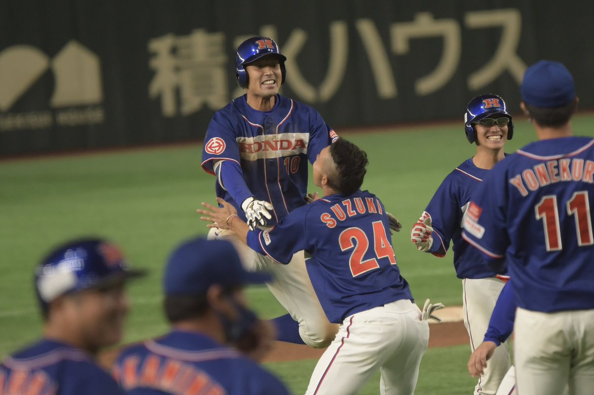 サヨナラの歓喜！！
2020.11.28
第91回都市対抗野球大会
ENEOSVSHonda
#Honda 
1枚目2枚目は #吉田叡生 #中央大学 #千野啓二郎 #東海大学
3枚目は #井上彰吾 #日本大学 #津田翔希 #東洋大学 
4枚目は 井上と #鈴木薫 #國學院大学