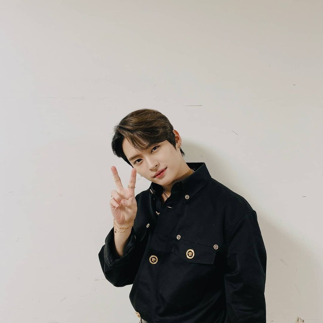 StrayKidsBrasil's tweet photo. 「 #INSTA • 28.11.20 」
Atualização do Lee Know

"Não*, por que o tempo está tão friiiiiiio? Bom, mas é melhor do que o tempo quente heuaaa 🤨
#LeeKnowÉFofo"

↝ https://t.co/PDBMzgxfns

@Stray_Kids #StrayKids #스트레이키즈 https://t.co/S4XF5zBVOj
