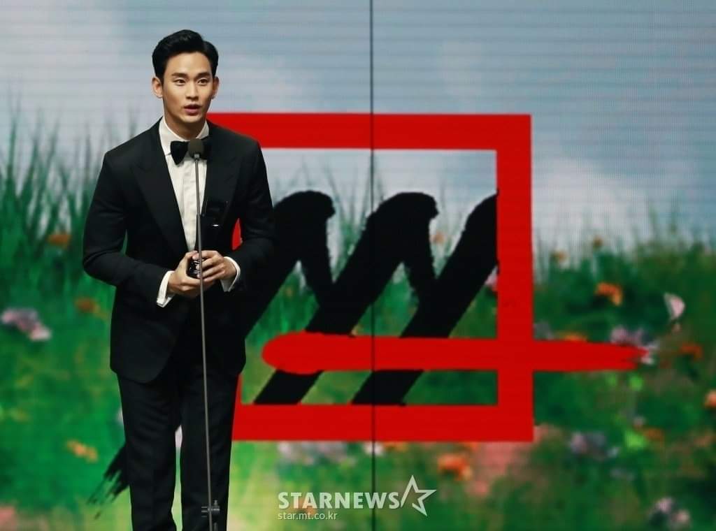 Kimsoohyun_TH's tweet photo. [201128] #คิมซูฮยอน ได้รับรางวัล"Hot Issue" จากงาน 2020 Asia Artist Awards ยินดีด้วยค่ะ 🎉

Congratulations KimSooHyun!🎊
Hot Issue Award🎉
2020 Asia Artist Awards
#AAA2020 #KimSooHyun https://t.co/DlSeIWwy23