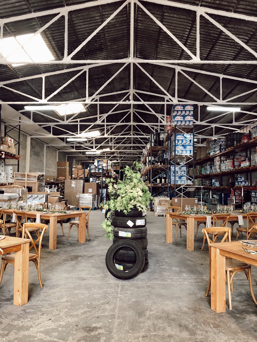 ChefSins's tweet image. Queda desvelado el lugar de nuestro #HiddenKitchen de hoy 🙌🏼 Escondemos la cocina de Edu Martínez, chef de Brut, en Bosch y Lozano 🚘 #EquipaMovil 

Maravilloso el toque en la decoración gracias a @Fronda_Magatzem y @Jaiak 

#mallorca #altacocina