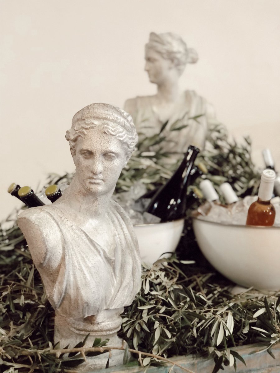 ChefSins's tweet image. Queda desvelado el lugar de nuestro #HiddenKitchen de hoy 🙌🏼 Escondemos la cocina de Edu Martínez, chef de Brut, en Bosch y Lozano 🚘 #EquipaMovil 

Maravilloso el toque en la decoración gracias a @Fronda_Magatzem y @Jaiak 

#mallorca #altacocina