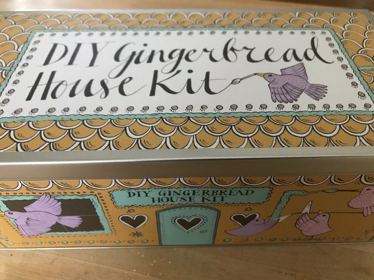 SueCouter's tweet photo. Getting into the festive spirit ⁦@BiscuiteersLtd⁩ #Biscuiteers https://t.co/pffkOc0OKa