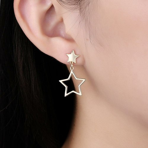 18 Carat gold plated drop earrings with a double star design.  #jewelry #earrings #star #doublestar #18ct #goldplated #giftforher #hangingearrings #dropearrings
ow.ly/UyPN50CwWEC