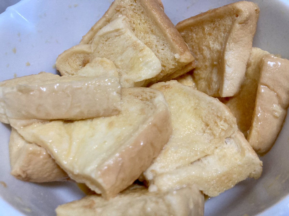 Ojyosamadesuwa おおお 何とも恐縮至極だに お嬢様のティータイムを婆ァお手製メニューで彩る日が来るかやぁ オラ作る たって お値下げ品の食パンでキャラメルハニーフレンチトーストとか 残りご飯で胡椒が決め手の味噌チーズ焼きおにぎりとかだに 岩下の新