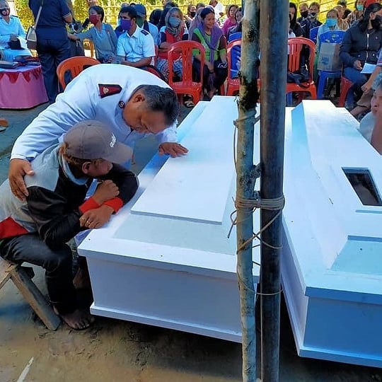 ProjoSrikandi's tweet photo. Hanya bisa berharap terorist ini bisa segera ditangkap, dan diadili seadil²nya..
Dan semoga kejadian ini tidak menganggu  kerukunan antar umat beragama di indonesia.
Turut berduka cita kepada keluarga korban..
Dan mengutuk keras atas pelaku terorisme ini..

#PrayforSigi https://t.co/eaBY6GKjWZ