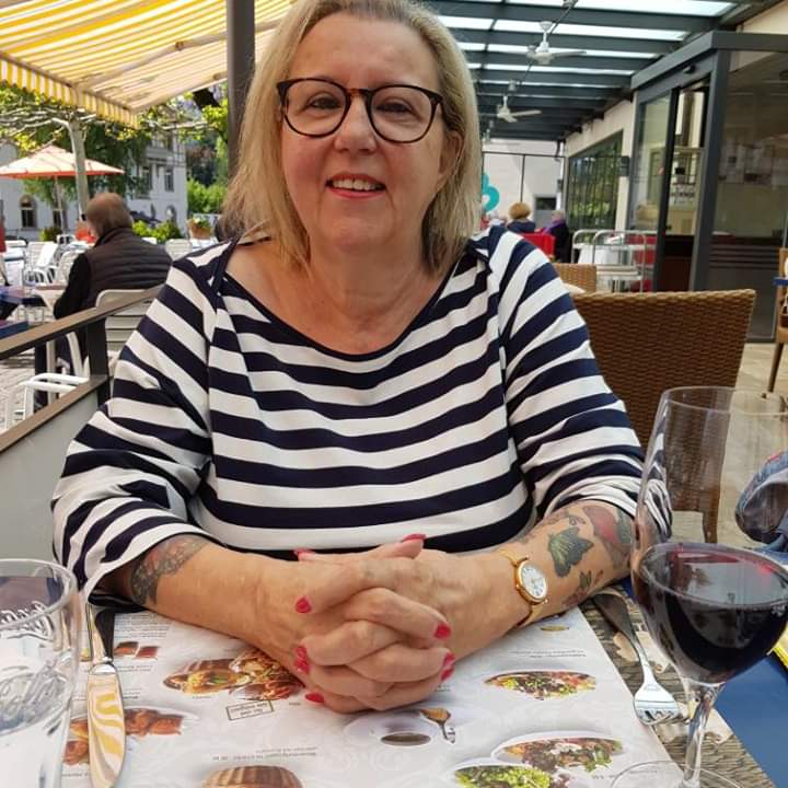 Ich bin ein reicher Händler, sehr krank und suche ehrliche Menschen, die mir helfen, mein humanitäres Projekt durch die Annahme meiner Spende zu ermöglichen.