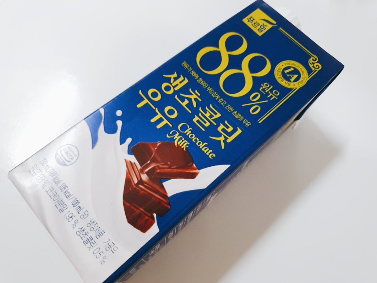 goodssalhapssal's tweet image. 꾸덕한 미숫가루우유로 유명한 푸르밀은 사실 이 생초콜릿우유도 끝내줍니다. 국내 시판 가공유중에 가장 꾸덕끈적하면서도 꽉 찬 초코우유. 왜 '생초콜릿' 우유라고 이름 붙여서 나왔는지 알 것 같은 맛. 많이 드시고 단종 안 되게 해주세요.
