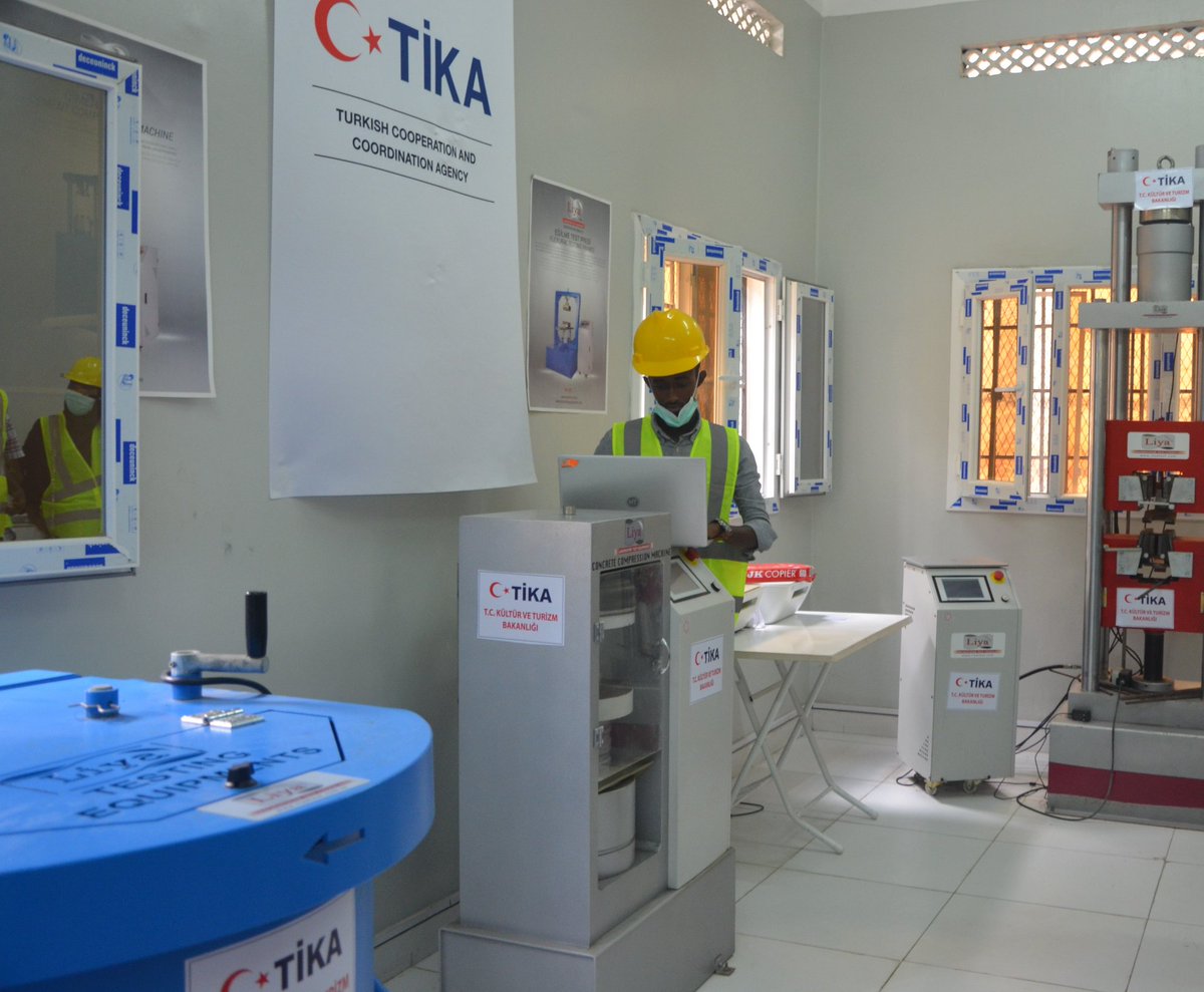 Tika_Turkiye's tweet photo. TİKA'dan #Somali'de Mogadişu Üniversitesi'ne destek

➡️12.000 öğrencinin eğitim gördüğü #Mogadişu Üniversitesi'nde Mühendislik Fakültesine inşaat, su, toprak, asfalt ve yapı malzemeleri laboratuvarı kuruldu.

➡️Laboratuvar Somali'de tek olma özelliğine sahip https://t.co/ZwCdy3wnk1