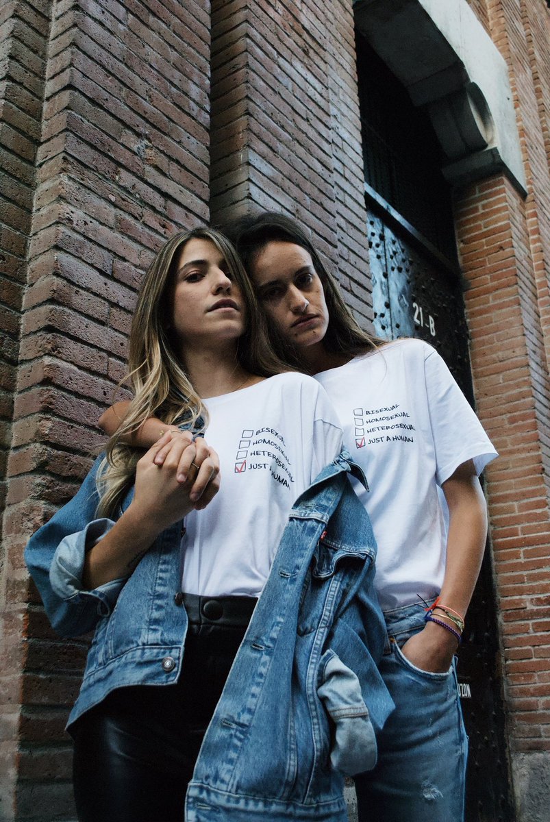 laura_mmadrigal's tweet photo. Se trata de una marca se camisetas ÚNICAS. Producidas localmente, con materiales ecológicos y sobre todo mucho cariño en el año más loco que probablemente muchos hayamos vivido. Síguenos en Instagram: https://t.co/QcbvESp2aU https://t.co/xMAU4iPbxF