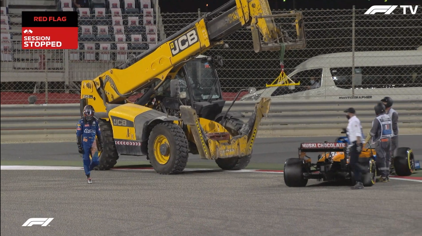 Ya se encuentran los comisarios del #BahrainGP sacando el McLaren de #Sainz para poder reanudar la #Q2
#F1 #Formula1 https://t.co/f3a2SJz4jC