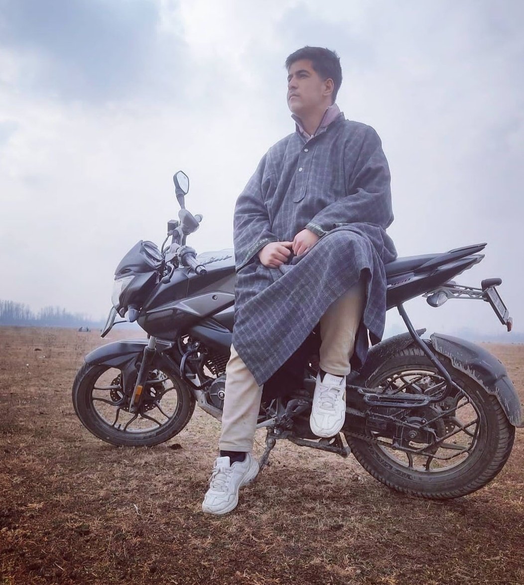 ParrayMudasir's tweet photo. With 🏍 https://t.co/Mgng7KEpfB