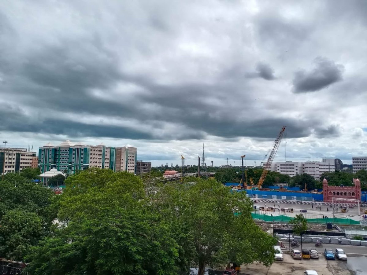 Railways resumed normal operations post #cyclonenivar 

A scene at Chennai Central (SR) -Overcast skies in the aftermath of #CycloneNivar