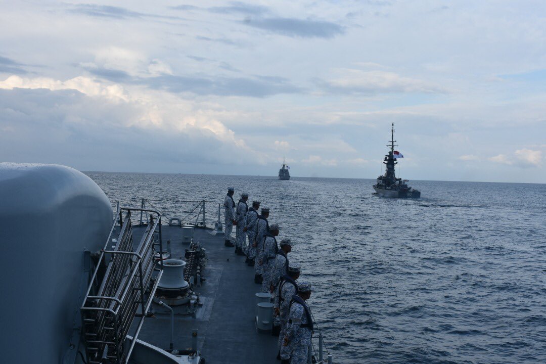 Lekir26's tweet photo. PASSEX RMN-RSN 2020 was conducted between KD LEKIR (FSG 26), RSS INTREPID (FFGHM 69) and RSS VIGILANCE (FSGM 90) at North of Malacca Strait. PASSEX has continuously made our relationship stronger amidst Covid-19. Bon Voyage!
@MPA_Barat
@tldm_rasmi https://t.co/ad2JEe9Kum