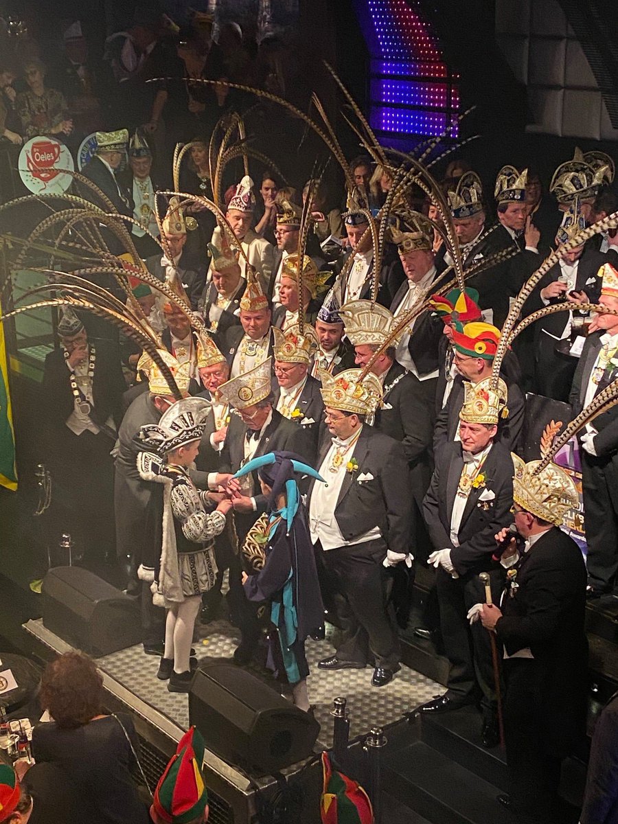 max_ruiters's tweet photo. Traditioneel staat de laatste zaterdag van november in het teken van de #GuldenHumor of de #GoudenNarrenkap van de @SLVbestjuur . Dit jaar uiteraard niet gezien de maatregelen. Ik moest even denken aan 2019 toen we de Gulden Humor namens de 17 uitreikten aan Thijs Brand. https://t.co/kdDNHGrW1Z
