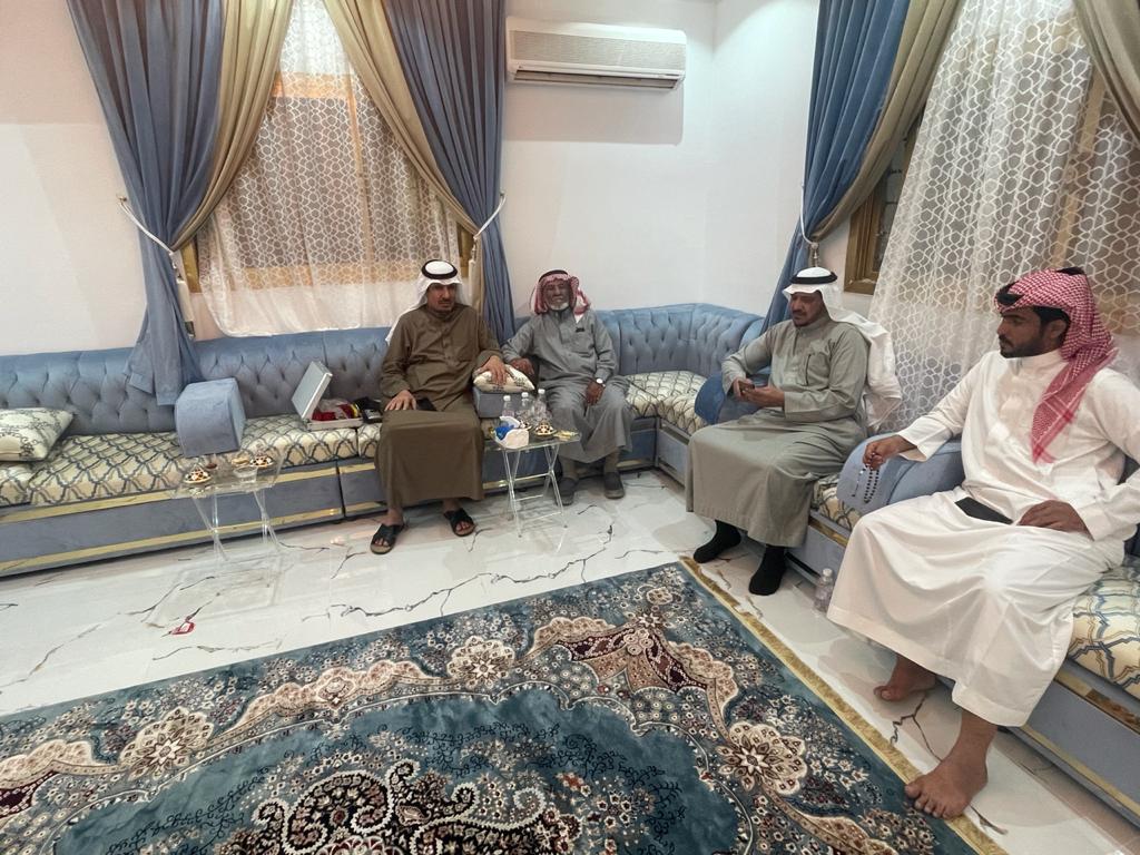 الليلة في محافظة تربة استضافني الراوي شجاع بن سفر الكريزي البقمي وسجلت منه الكثير من القصص والقصائد والتقيت عنده بالباحث التاريخي محمد بن ناصر بن منفور البقمي وكانت ليلة تاريخية مميزة
ولايسعني إلا ان اشكر ابوسفر وابنائه على كرم الضيافة وحسن الاستقبال
وكثر الله خيرهم