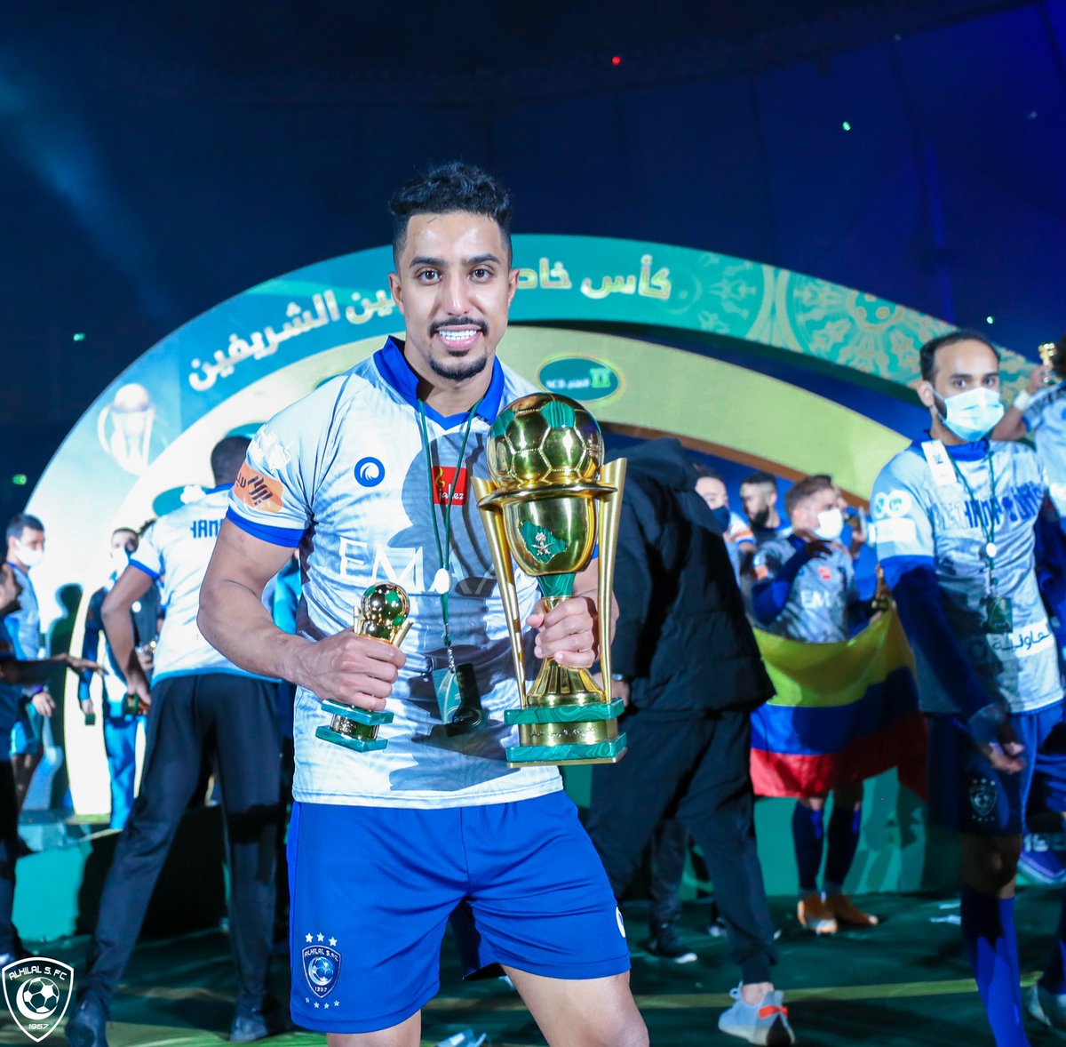 🎶 تبغـاها دوري وكأس.. وإلا عزيمة وبأس 
ناظر عيون الناس.. الأزرق بها محفـور 🏆🤩💙

#الهلال
#الهلال_بطل_الكأس_الأغلى