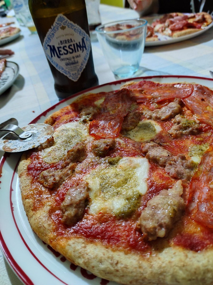ChoosyGirl73's tweet photo. E sabato sia.
Impasto integrale, mozzarella fiordilatte, salsiccia, spianata piccante e pesto.

#quotes #messinabottle #pizza #pizzaoninstagram #pizzalover #cucinaitaliana #cooking #cookingathome #cookingtime #cookingwithlove https://t.co/bJc3Z68iDx