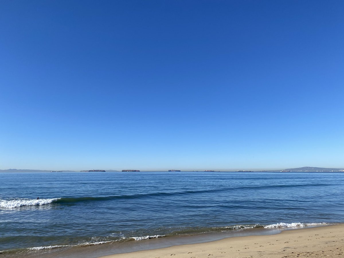 サニーサイド 茅乃舎インフルエンサー 南カリフォルニアは日によってはまだまだ暖かいのでサーフィンに来ました 沖にはコンテナ船がロングビーチ港の順番待ちをしています Californiasurfboy カリフォルニア サニーサイド 茅乃舎インフルエンサー 南カリフォルニアは日によってはまだまだ暖かいのでサーフィンに来ました 沖にはコンテナ船がロングビーチ港の順番待ちをしています Californiasurfboy カリフォルニア