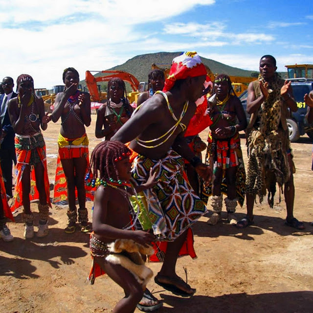 Mbundu People.Mbundu People are found primarily in the nation of Angola. They're famed for founding the Ndongo & Mantamba Kingdoms of Queen Nzinga. The Mbundu fell victim to the slave trade due to Portuguese invasion & occupation of Angola.