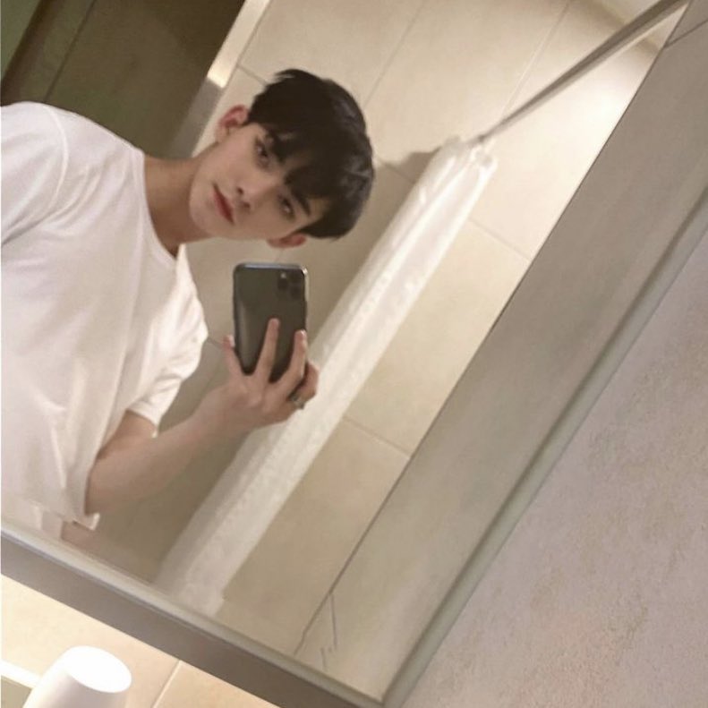 daydreaming abt kissing him