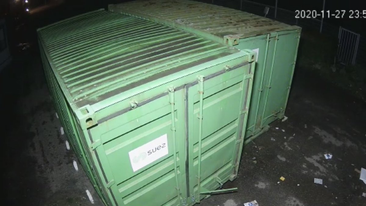 VVArnemuiden's tweet image. De camerabeelden mogen nog niet online, eerst aangifte doen. Maar de brandstichter, jongen/jongeman met witte sneakers, spijkerbroek en zwarte jas is behoorlijk goed te zien. En z’n handlanger goed te horen. Wordt vervolgd!