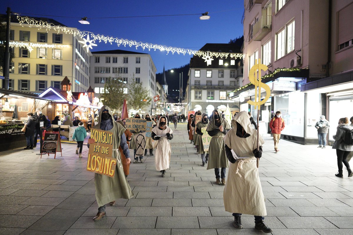 XR_Graubuenden's tweet photo. Gelobet sei der Black Friday ! Die Jünger des Black Fridays sind am Freitag durch die Strassen von Chur gezogen um die frohe Botschaft zu verkünden: Konsum heisst Glück, Konsum ist die Erlösung. Lasset uns konsumerin bis zum umfallen ❗️ #blockfriday #boykottblackfriday https://t.co/fCMyPZUpsv